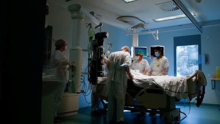 Ein Covid-19-Patient wird in einem Krankenhaus in Paris behandelt.