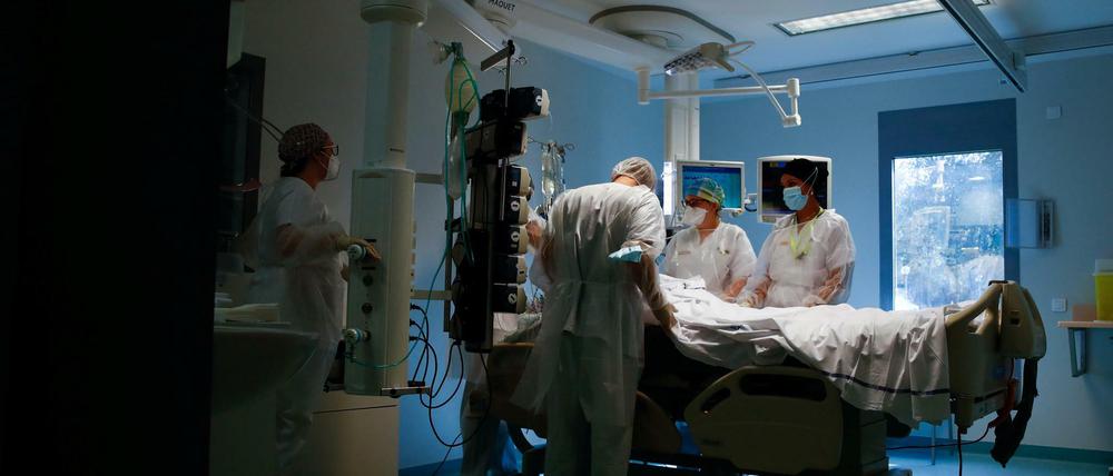 Ein Covid-19-Patient wird in einem Krankenhaus in Paris behandelt.