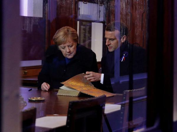 Angela Merkel und Emmanuel Macron im Wagen von Compiègne