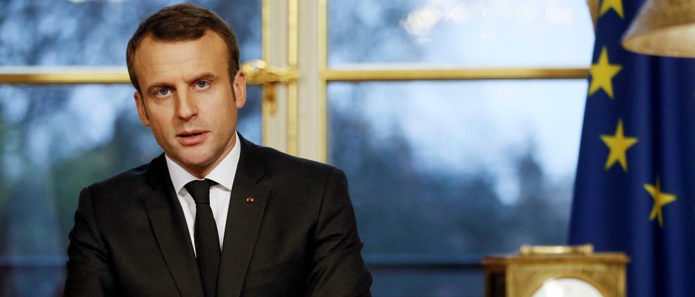 Frankreichs Präsident Emmanuel Macron hält nach der Unterzeichnung des Steuergesetzes eine Rede im Fernsehen. 