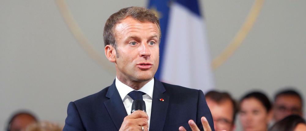 Emmanuel Macron spricht vor dem G7-Gipfel vor Unternehmenslenkern über den Klimaschutz.