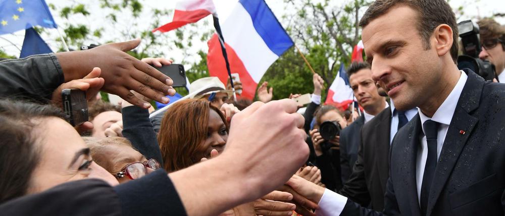 Trotz Regen waren viele Franzosen gekommen, um Macron nach seinem Amtsantritt zu feiern. 