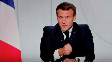 FIn einer TV-Ansprache machte Frankreichs Präsident Macron Macron deutlich, dass die Lage dramatisch ist. „Wir werden von der Beschleunigung der Epidemie überrollt“, sagte er.