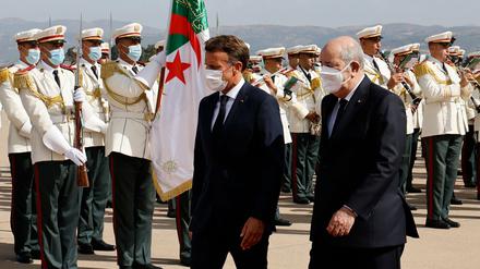 Der französische Präsident Emmanuel Macro (l.) trifft in Algerien ein. Neben ihm ist der algerische Präsident Abdelmadjid Tebboune.