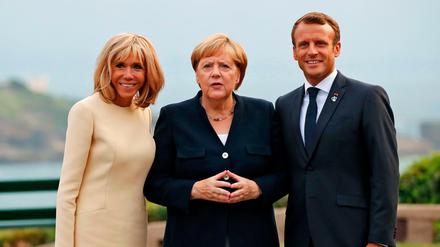 Der französische Präsident Emmanuel Macron und seine Frau Brigitte Macron (l.) mit Kanzlerin Angela Merkel.