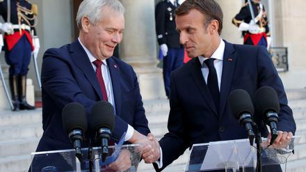 Antti Rinne (links) traf Emmanuel Macron in Paris.