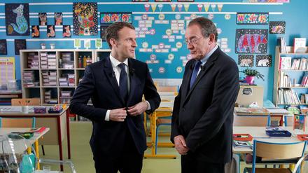 Interview im Klassenzimmer. Frankreichs Staatschef Emmanuel Emmanuel Macron (l.) und der TV-Journalist Jean-Pierre Pernaut.