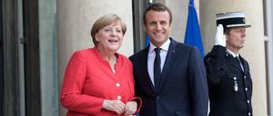 Frankreichs Staatschef Emmanuel Macron und Kanzlerin Angela Merkel am Montag auf den Stufen des Elysée-Palastes. 