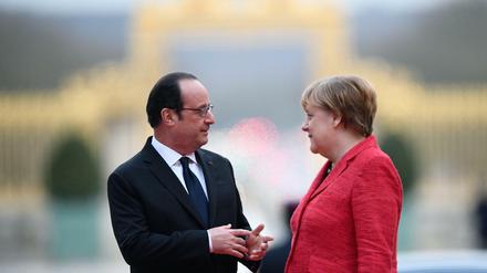 Der ehemalige französische Präsident Francois Hollande mit Angela Merkel in Versailles.