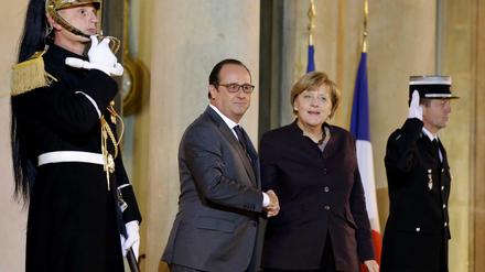 Handschlag. Bundeskanzlerin Angela Merkel wird am Mittwochabend von Frankreichs Präsident Francois Hollande im Elysee-Palast empfangen. 