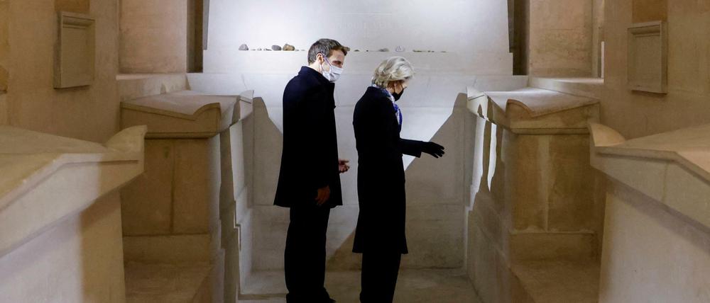 Macron und von der Leyen besuchten am Freitag die Grabstätten der Europapolitiker Simone Veil und Jean Monnet im Pariser Panthéon. 