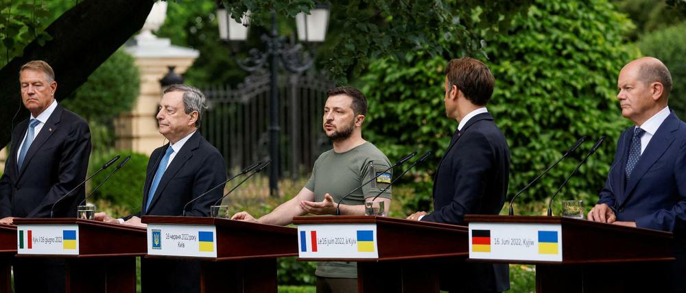 Olaf Scholz steht mit dem ukrainischen Präsidenten und europäischen Amstskollegen bei einer Pressekonferenz.