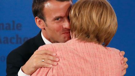 Roter Teppich in Aachen. Kanzlerin Merkel beglückwünscht den französischen Präsidenten Macron zum Karlspreis.