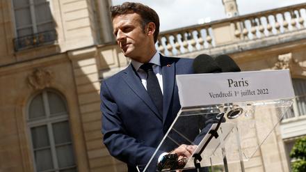 Der französische Präsident Emmanuel Macron steht bei einer Rede vor dem Elysée-Palast. 