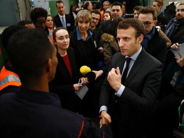 Der französische Präsidentschaftskandidat Macron besucht in Berlin eine Qualifizierungsklasse der Bahn für Flüchtlinge. 