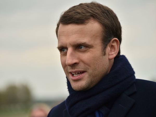 Emmanuel Macron tritt mit der von ihm gegründeten Bewegung „En Marche“ („In Bewegung“) an.