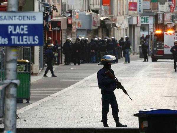 Polizeikräfte sind in Saint-Denis im Großeinsatz.