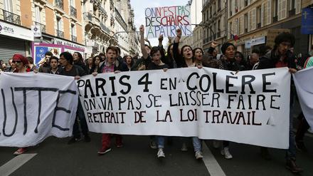 Französische Jugendliche demonstrieren gegen die Arbeitsmarktpolitik der Regierung 
