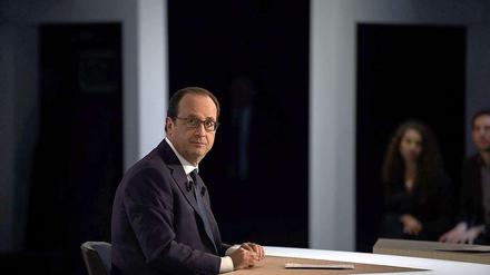 Frankreichs Staatschef François Hollande unmittelbar vor seinem Auftritt in einer Livesendung des Senders TF 1.