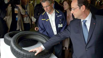 Staatschef Hollande besucht den Reifenhersteller Michelin.