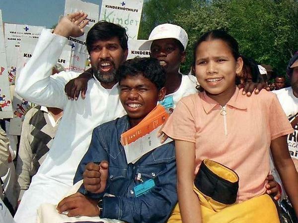 Kailash Satyarthi (l) zusammen mit Jugendlichen, für die er sich einsetzt.