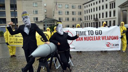 Aktivisten der Internationalen Kampagne zur Abschaffung von Atomwaffen (ICAN) protestieren vor der US-Botschaft in Berlin. 