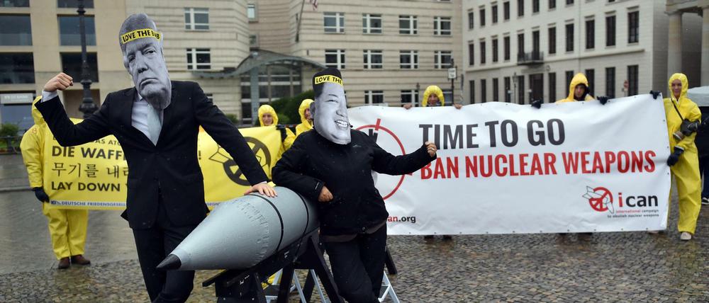 Aktivisten der Internationalen Kampagne zur Abschaffung von Atomwaffen (ICAN) protestieren vor der US-Botschaft in Berlin. 