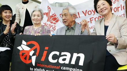 Nobuo Miyake (2.v.r), ein Überlebender des Atombombenabwurfs auf Hiroshima, freut sich in Tokio zusammen mit Atomwaffengegnern über den Friedensnobelpreis für die Internationale Kampagne zur atomaren Abrüstung (ICAN). 