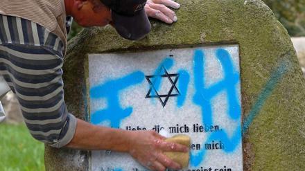 Antisemitische Straftäter haben nach Tagesspiegel-Informationen im vergangenen Jahr bundesweit 29-mal jüdische Friedhöfe geschändet. Das Bild zeigt die Schmierereien an Grabsteinen auf dem jüdischen Friedhof in Kröpelin (Landkreis Rostock).