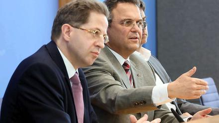 Bundesinnenminister Hans-Peter Friedrich (CSU) und der Präsident des Bundesamtes für Verfassungsschutz (BfV) Hans-Georg Maaßen.
