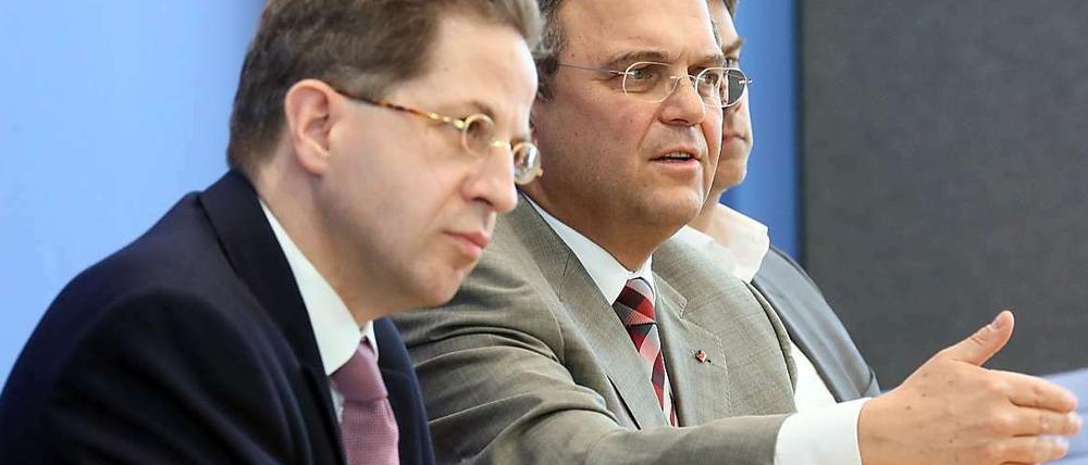 Bundesinnenminister Hans-Peter Friedrich (CSU) und der Präsident des Bundesamtes für Verfassungsschutz (BfV) Hans-Georg Maaßen.