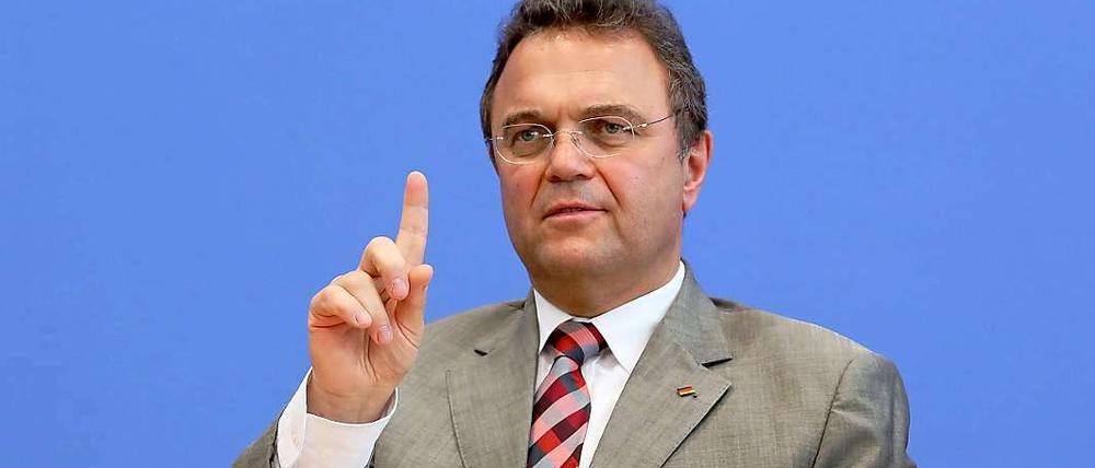 Innenminister Hans-Peter Friedrich (CSU) verteidigt die US-Behörden gegen Kritik aus Deutschland.