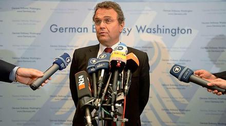 Versucht es mit Gelassenheit. Bundesinnenminister Hans-Peter Friedrich (CSU) setzt in der NSA-Affäre auf die Defensive.