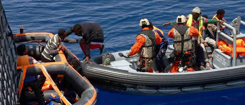 Besatzungsmitglieder der Fregatte "Hessen" retten in Not geratene Flüchtlinge im Mittelmeer.
