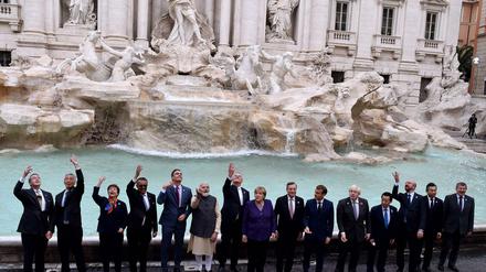 Schöne Kulisse, magere Ergebnisse: Gruppenfoto am Trevi-Brunnen in Rom. 