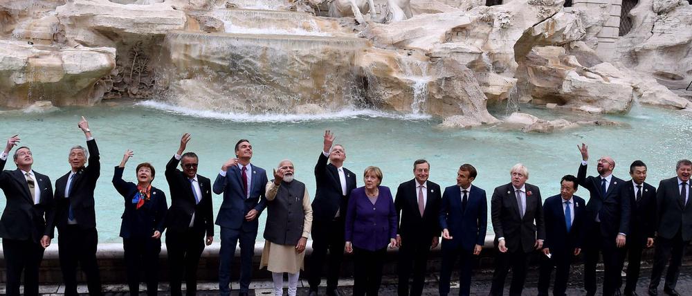 Schöne Kulisse, magere Ergebnisse: Gruppenfoto am Trevi-Brunnen in Rom. 