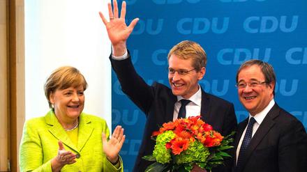 Applaus von der Parteichefin. Und der Wahlsieger Daniel Günther (M.) strahlt - ebenso wie der CDU-Spitzenkandidat für NRW, Armin Laschet.