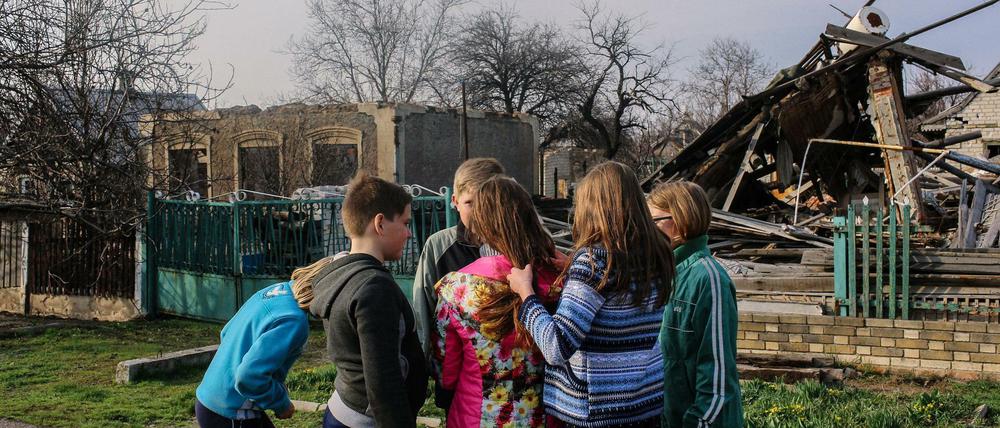 60 Kinder besuchen die Dorfschule in der Ortschaft Krasnohoriwka in der Ostukraine.