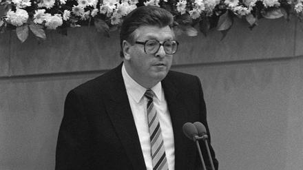 Bundestagspräsident Philipp Jenninger (CDU) während seiner Rede zum 50. Jahrestag der Reichpogromnacht am 10. November 1988 im Deutschen Bundestag.