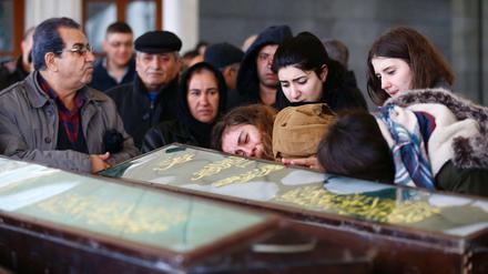 Angehörige trauern am Tag nach dem Anschlag in Ankara um die Opfer.