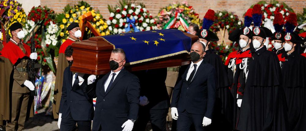 Der Sarg des verstorbenen EU-Parlamentspräsidenten David Sassoli ist in eine EU-Flagge gehüllt.