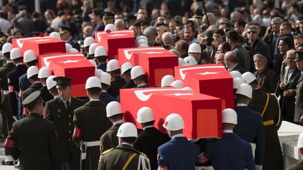 Beerdigung der Opfer des Anschlags in Ankara.