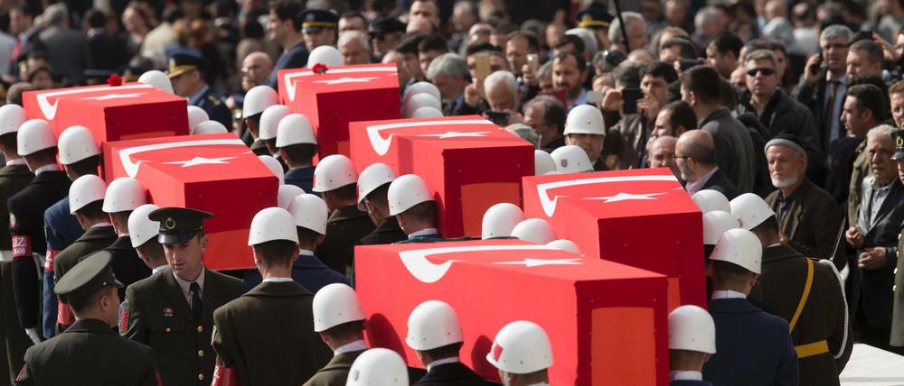 Beerdigung der Opfer des Anschlags in Ankara.