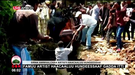 Der ermordete Sänger Haacaaluu Hundeessaa ist in seinem Geburtsort beigesetzt worden.