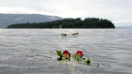 Trauer: Die Insel Utøya 2011 kurz nach dem Attentat. Im Wasser schwimmen Rosen, die an die Opfer erinnern.