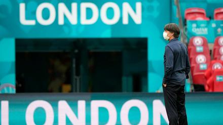 Das Achtelfinale im Wembley Stadion. Deutschlands Bundestrainer Joachim Löw steht vor dem Spiel auf dem Platz. 