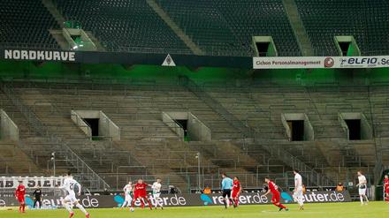 Bereits das Spiel Borussia Mönchengladbach - 1. FC Köln fand im März wegen des Coronavirus ohne Zuschauer als Geisterspiel statt - es war das erste seiner Art. 