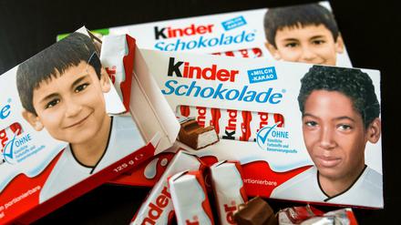 Ferrero-Kinderschokolade-Packungen mit Jugendfotos von Fußball-Nationalspieler Jerome Boateng (u. r.) und Ilkay Gündogan (l). Aktivisten der "Pegida BW-Bodensee" haben sich darüber aufgeregt, dass auf der Kinderschokolade Gesichter abgebildet sind, die nicht "typisch deutsch" aussehen - Nun ist deshalb in den sozialen Netzwerken ein Wirbel darüber entstanden.