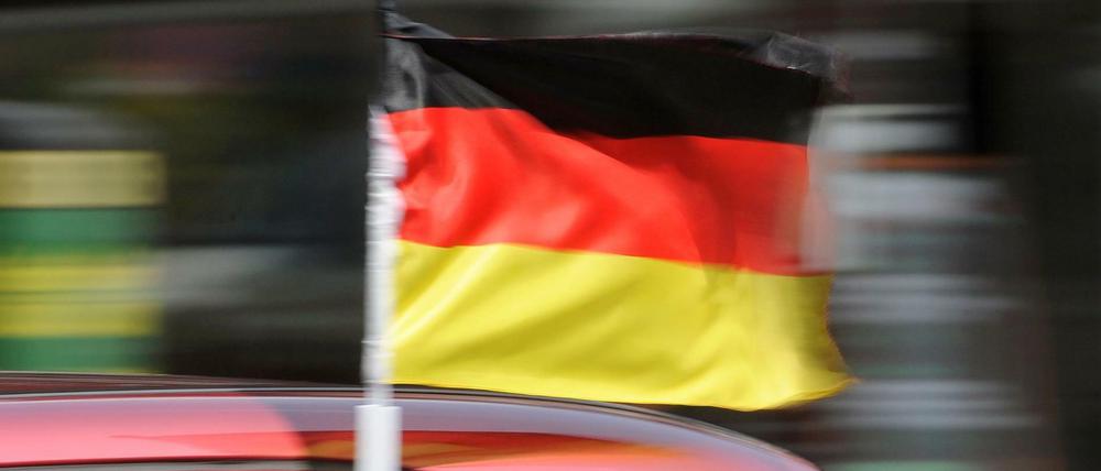 Eine Deutschland-Fahne flattert an einem Auto (Archivbild von 2010). 