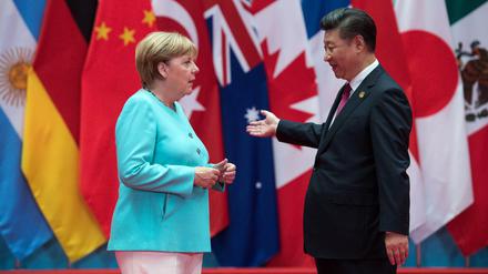 Die deutsche Bundeskanzlerin Angela Merkel (l, CDU) wird vom chinesischen Präsidenten Xi Jinping am 04.09.2016 beim G20-Gipfel in Hangzhou (China) begrüßt. 